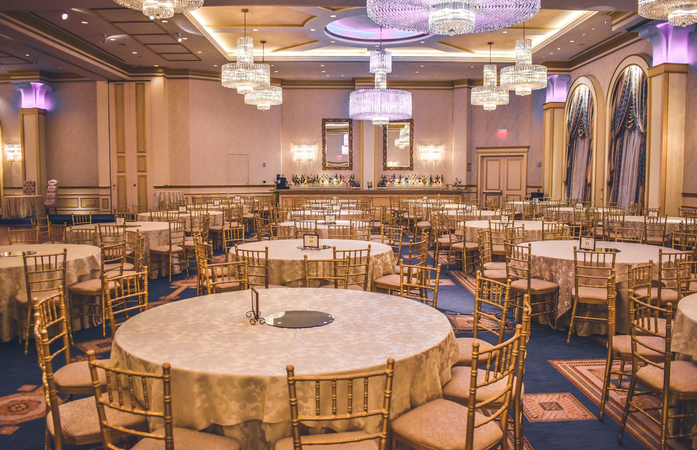 Montaje de mesas para una celebración, ambientación de eventos